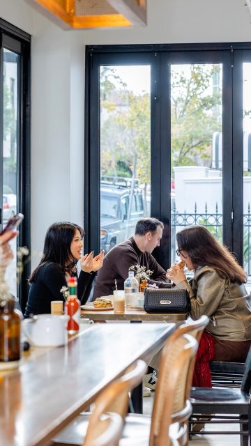 Sunday morning at Darling. ☕️

Coffee being poured, pastries in the cabinet, breakfast arriving at the table and plenty of catching up going on.

Take your time. It’s Sunday.

📍 Darling Cafe, 2 Darling Street South Yarra.