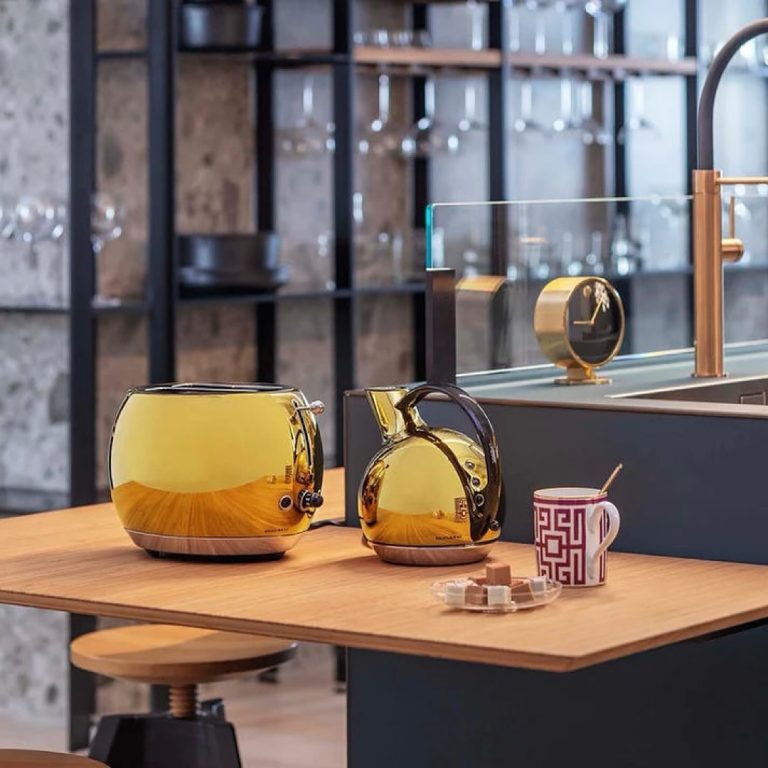 More than just toasting. Romeo delivers precision browning, sleek curves, and an unmistakably Italian soul.

Find the colour that perfectly matches your home, at @daqua.interiors 

📍 6/299 Toorak Road South Yarra

#casabugatti #unexpectedeveryday #design #italiandesign #homedesign #kitchendesign #kitchenappliances