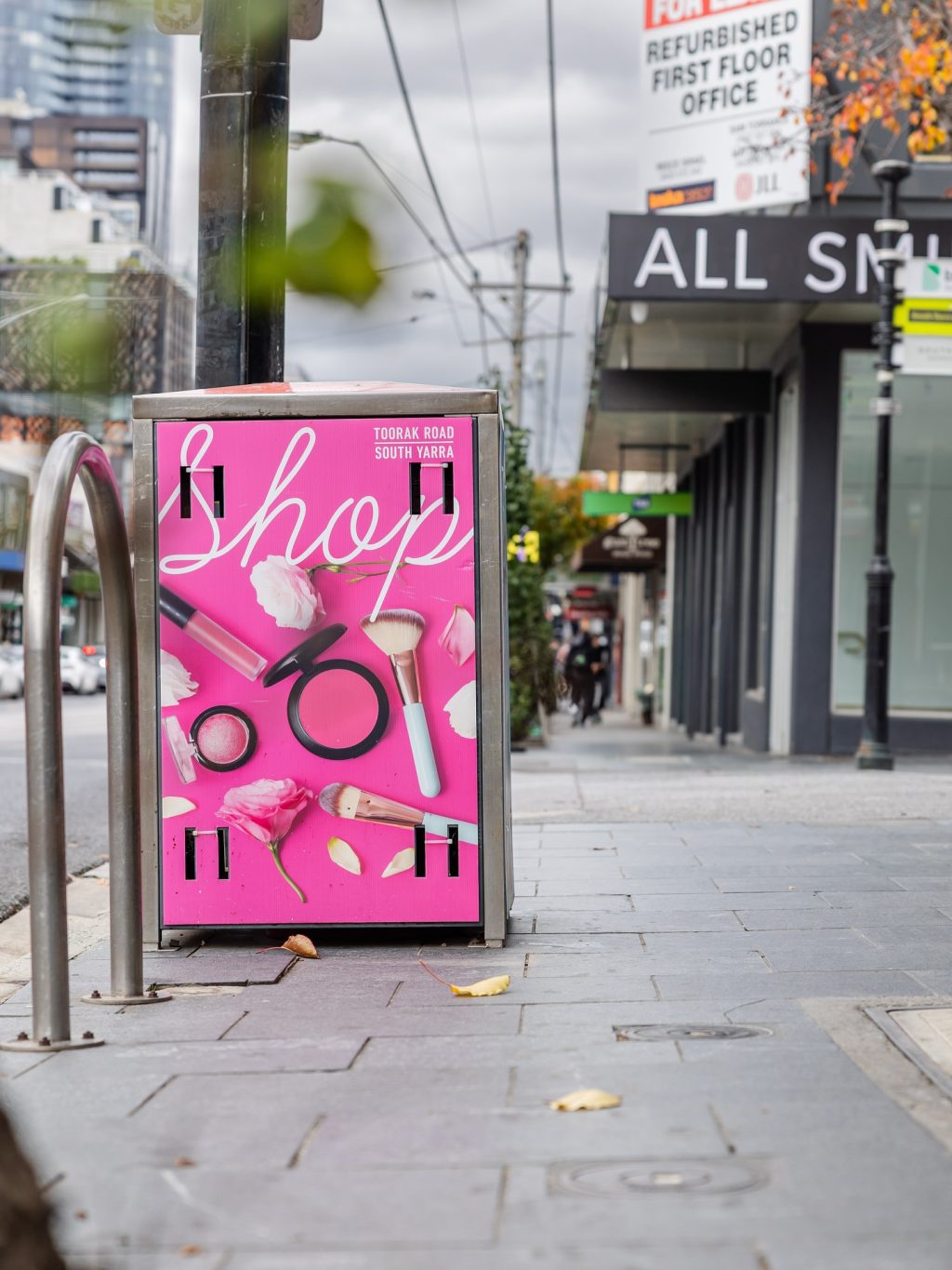 Sunday morning on Toorak Road
Grey skies lifting… is that spring in the air? 🌼
Coffee in hand, a little shopping, and a stroll ~  that’s how we do Sundays in South Yarra.

#ToorakRoadSouthYarra