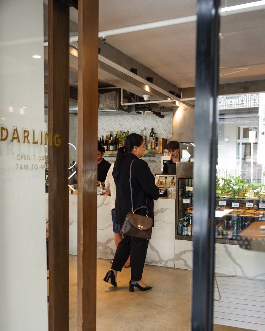 In a rush? Late for work? Grab yourself something quick from the @darlingcafe takeaway cabinet.

Now go crush that workday!

#darlingcafe