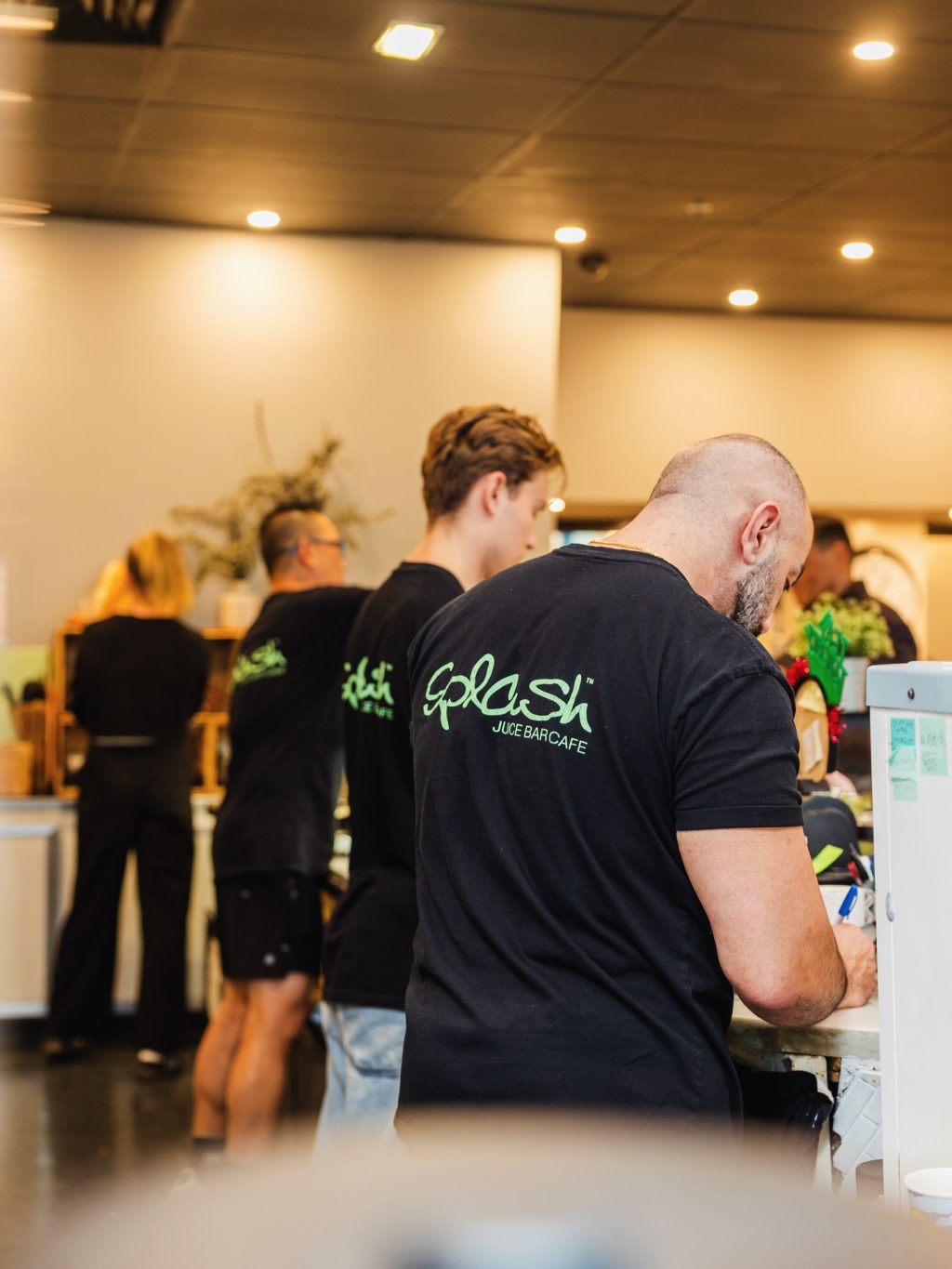 Lunch?
Sorted.

Fresh rolls stacked and ready.
Juices whirring.
That steady lunchtime hum that says this place knows what it’s doing.

If you’re nearby and hungry, Splash Juice Bar Cafe is calling. Como Centre.