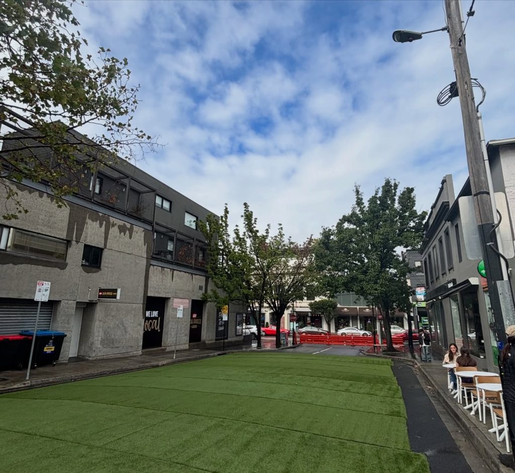 And so it begins... 

Set up is on track.

(Humming: rain rain go way, come again another day...☔️)

Jazz on Murphy. 2 pm start today