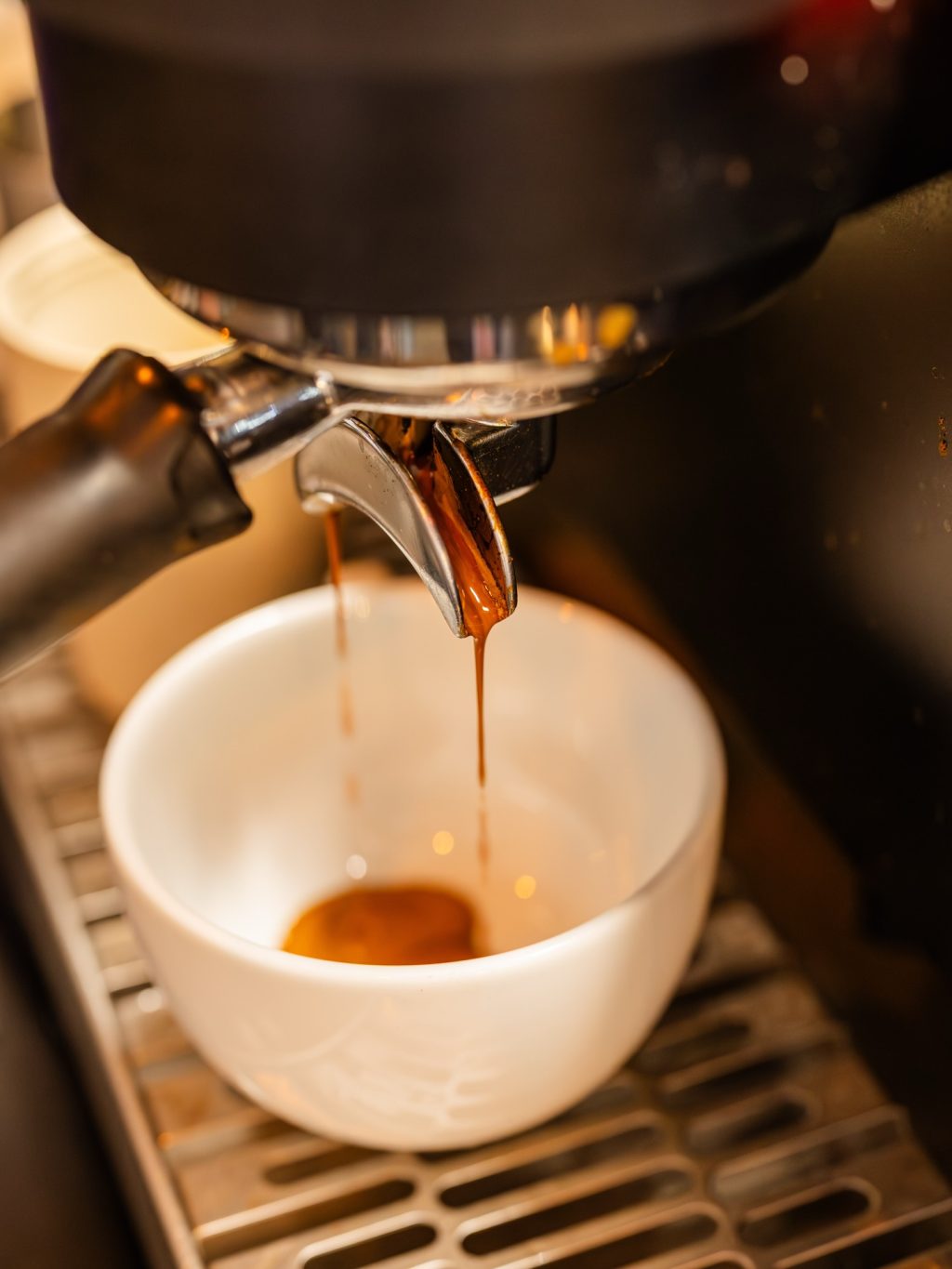 Morning coffee at Sox South Yarra (Commonfolk).

The grind, the pull, the pour - and that final swirl of milk.

One of those South Yarra rituals that never gets old.