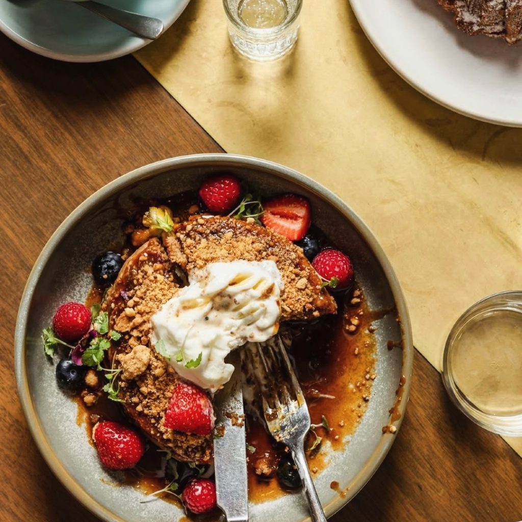 Grand Prix Sunday breakfast.
Sticky date pancakes, berries and butterscotch at @darlingcafe ☕️