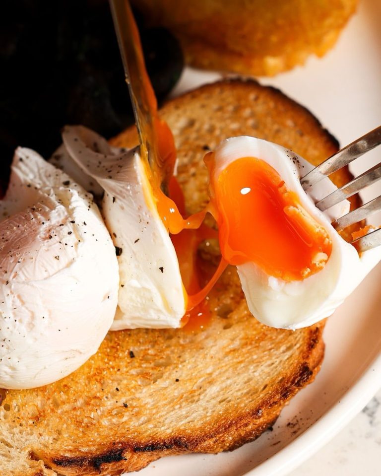 sometimes the simplest things are the best 🍳 free range eggs perfectly poached on sourdough bread 

📍 2/300 Toorak Road South Yarra

#normansouthyarra  #southyarralife #toorakroadsouthyarra #mornings